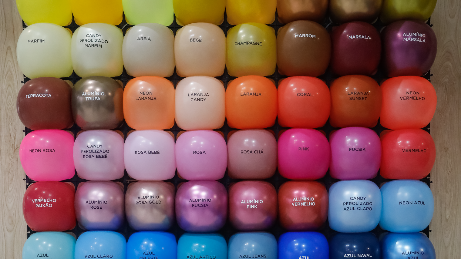 Grade de cores e variedade de balões para revenda